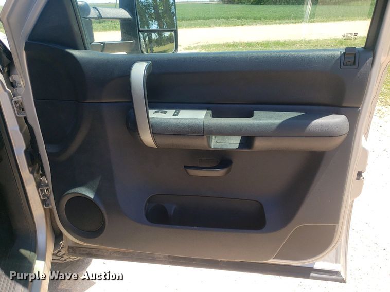 image for item DP7849 2009 GMC Sierra 2500HD  Crew Cab flatbed pickup truck