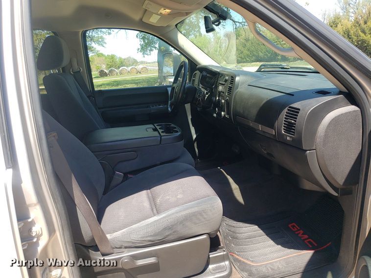 image for item DP7849 2009 GMC Sierra 2500HD  Crew Cab flatbed pickup truck