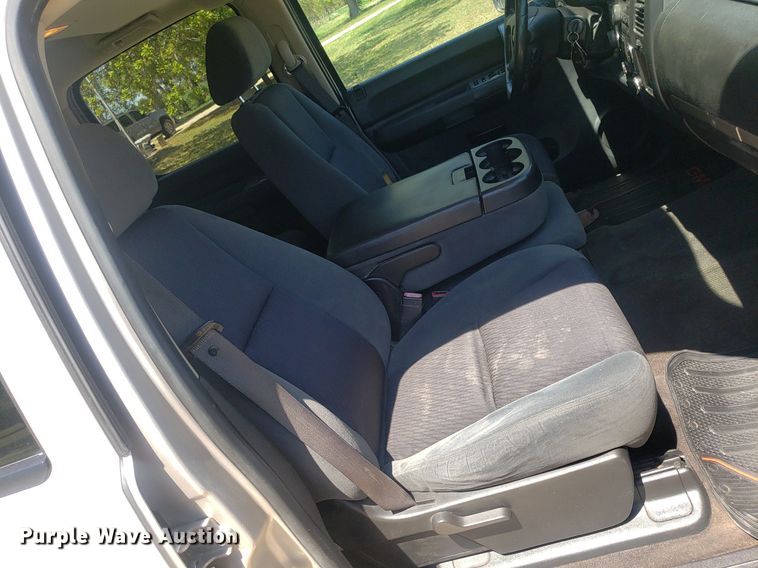 image for item DP7849 2009 GMC Sierra 2500HD  Crew Cab flatbed pickup truck