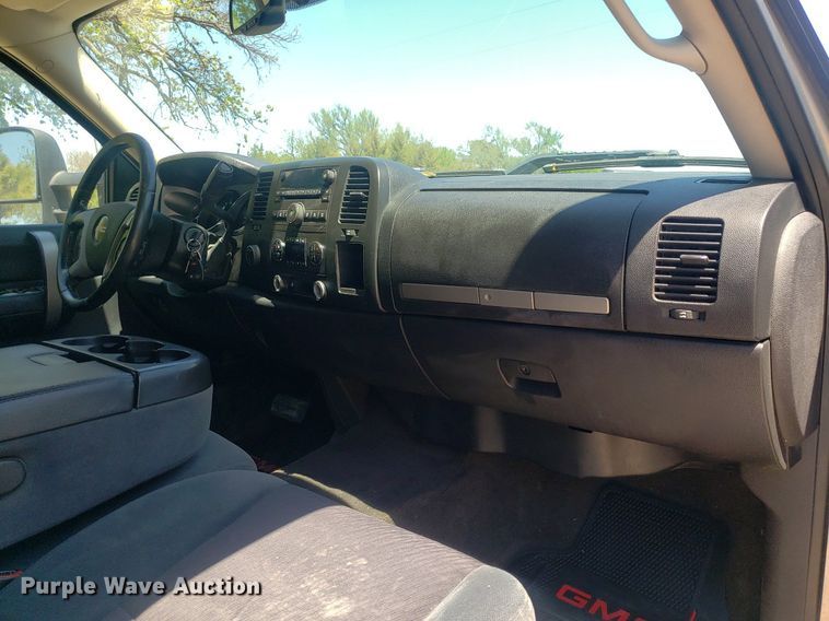 image for item DP7849 2009 GMC Sierra 2500HD  Crew Cab flatbed pickup truck