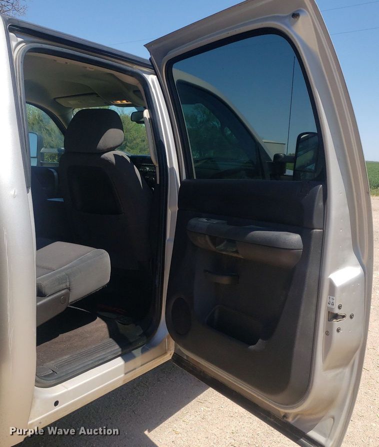 image for item DP7849 2009 GMC Sierra 2500HD  Crew Cab flatbed pickup truck