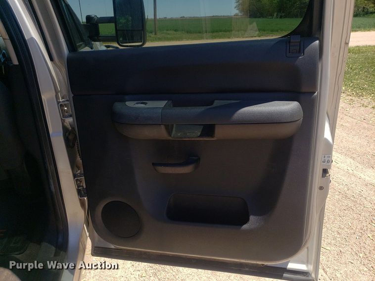 image for item DP7849 2009 GMC Sierra 2500HD  Crew Cab flatbed pickup truck