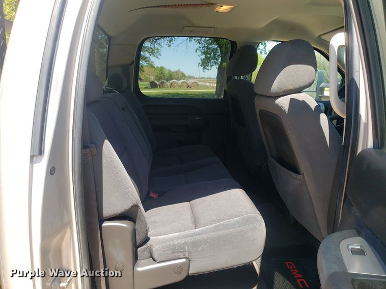 image for item DP7849 2009 GMC Sierra 2500HD  Crew Cab flatbed pickup truck