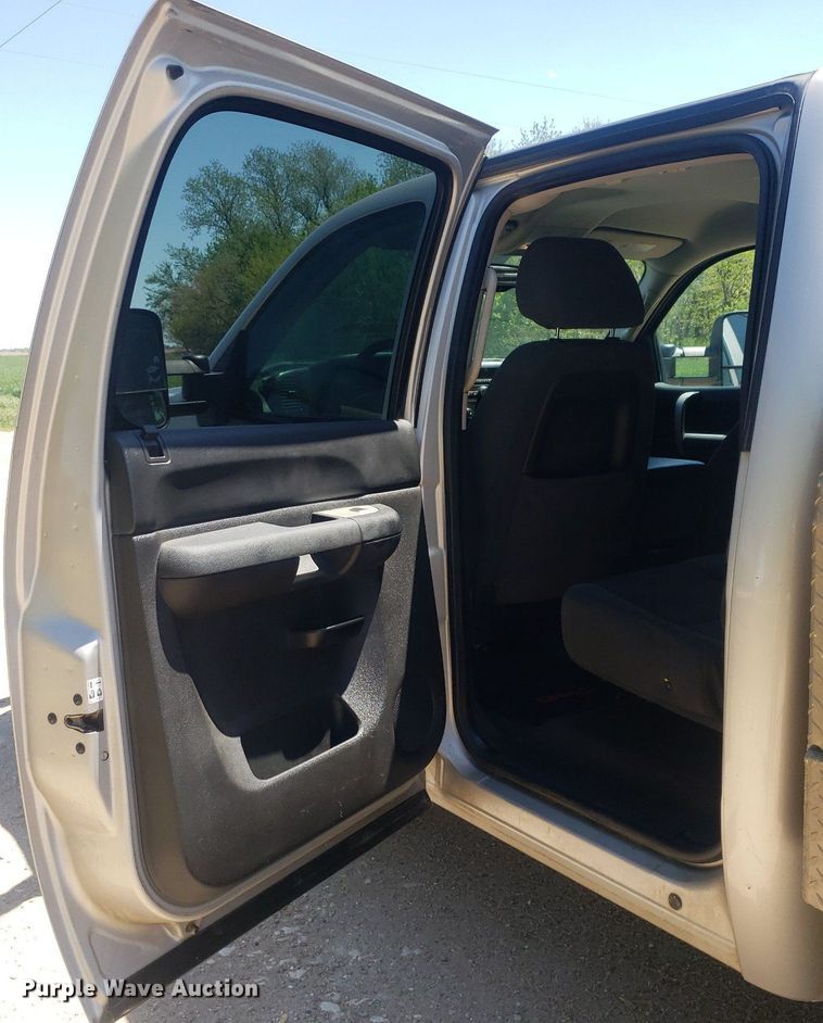 image for item DP7849 2009 GMC Sierra 2500HD  Crew Cab flatbed pickup truck