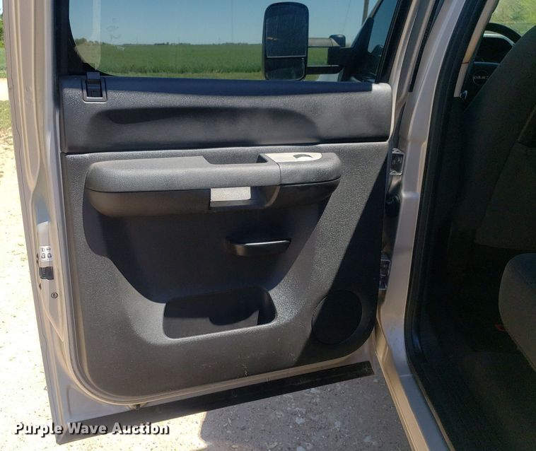 image for item DP7849 2009 GMC Sierra 2500HD  Crew Cab flatbed pickup truck