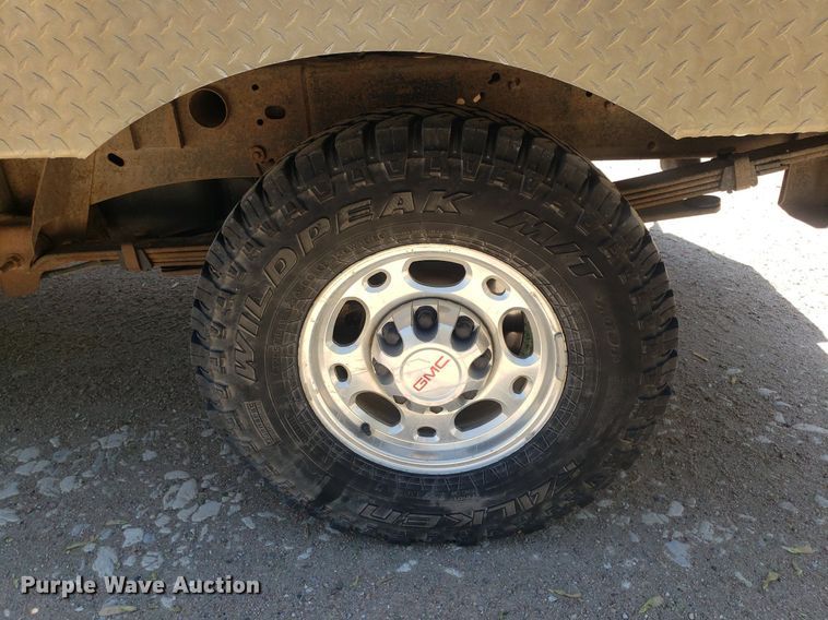 image for item DP7849 2009 GMC Sierra 2500HD  Crew Cab flatbed pickup truck