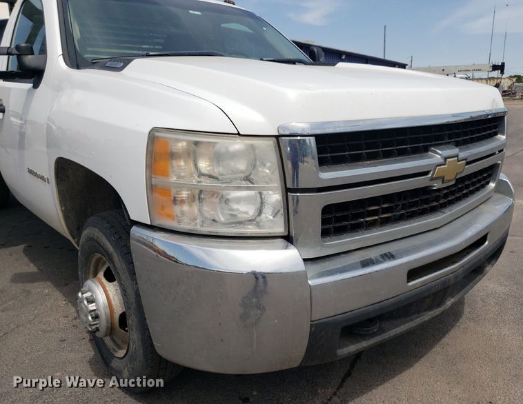 image for item DP7869 2007 Chevrolet 3500HD  flatbed pickup truck