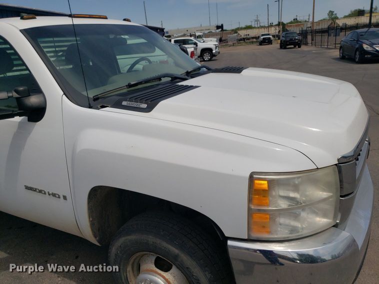 image for item DP7869 2007 Chevrolet 3500HD  flatbed pickup truck