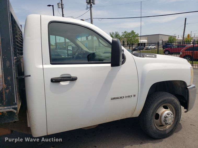 image for item DP7869 2007 Chevrolet 3500HD  flatbed pickup truck