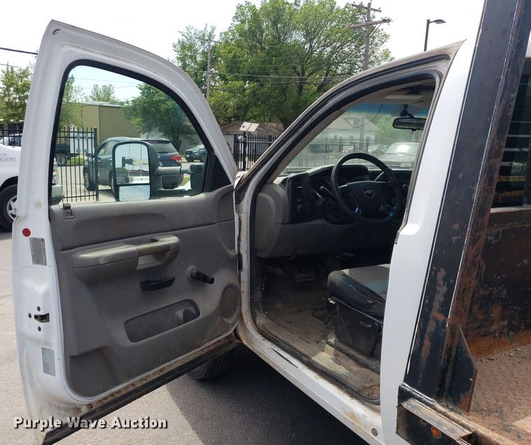 image for item DP7869 2007 Chevrolet 3500HD  flatbed pickup truck