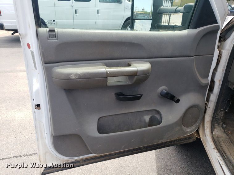 image for item DP7869 2007 Chevrolet 3500HD  flatbed pickup truck