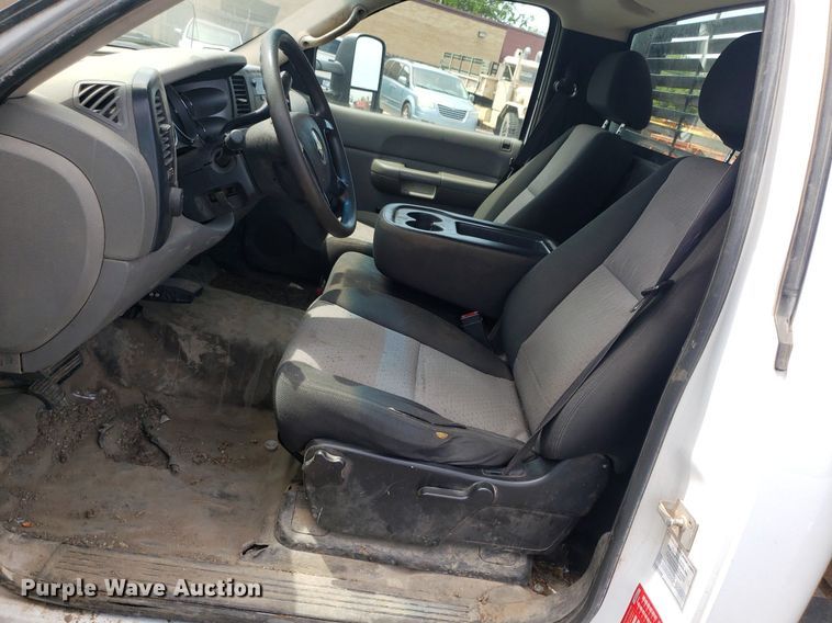 image for item DP7869 2007 Chevrolet 3500HD  flatbed pickup truck