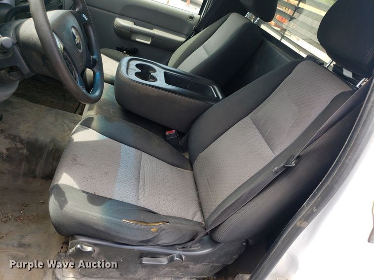 image for item DP7869 2007 Chevrolet 3500HD  flatbed pickup truck