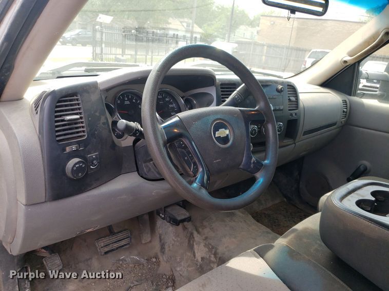 image for item DP7869 2007 Chevrolet 3500HD  flatbed pickup truck