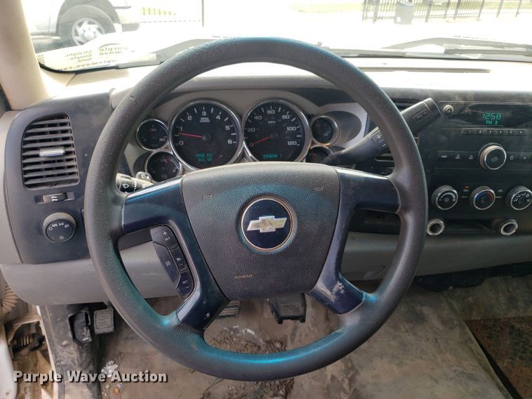 image for item DP7869 2007 Chevrolet 3500HD  flatbed pickup truck