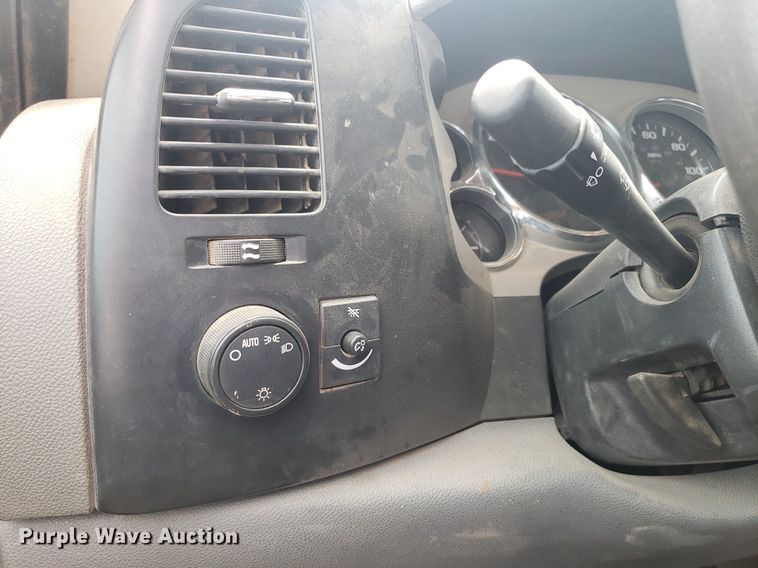 image for item DP7869 2007 Chevrolet 3500HD  flatbed pickup truck