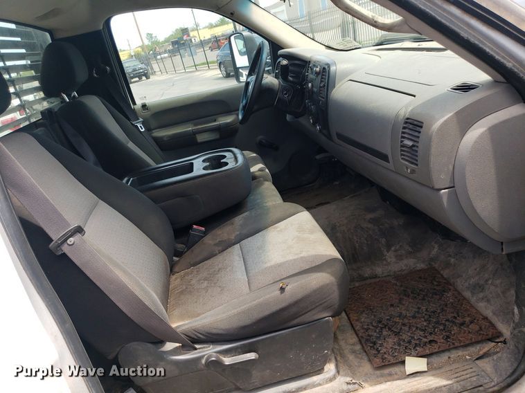 image for item DP7869 2007 Chevrolet 3500HD  flatbed pickup truck