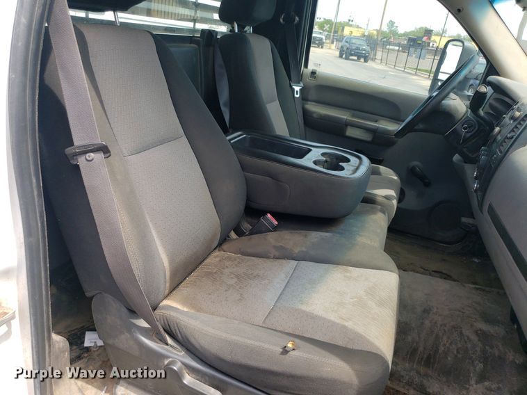 image for item DP7869 2007 Chevrolet 3500HD  flatbed pickup truck