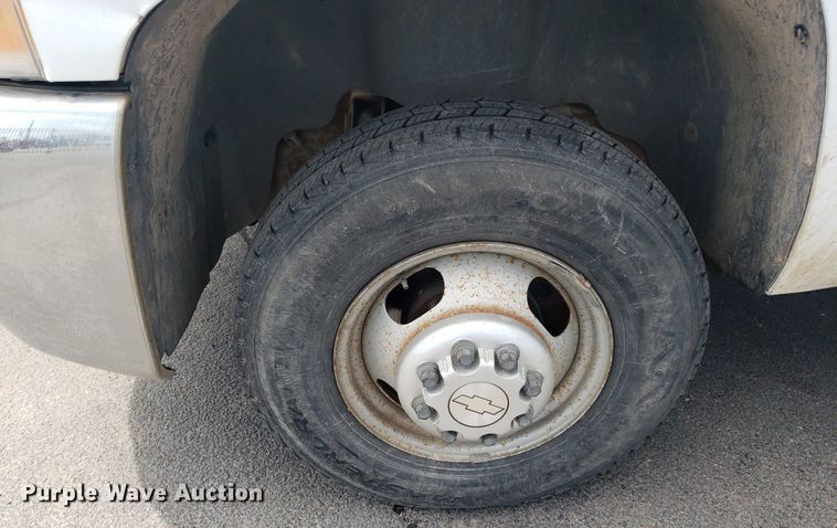 image for item DP7869 2007 Chevrolet 3500HD  flatbed pickup truck