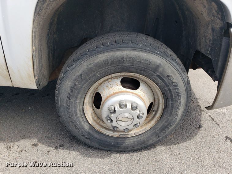 image for item DP7869 2007 Chevrolet 3500HD  flatbed pickup truck