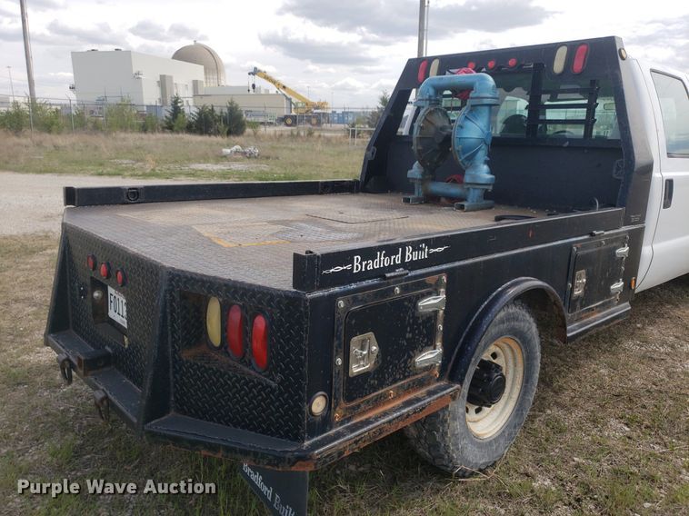 image for item DQ0571 2003 Ford F350 Super Duty  Crew Cab flatbed pickup truck