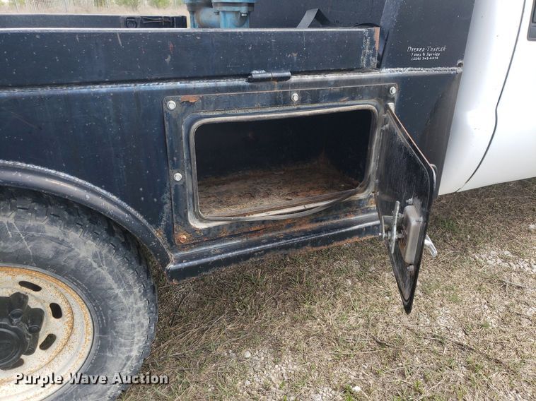 image for item DQ0571 2003 Ford F350 Super Duty  Crew Cab flatbed pickup truck