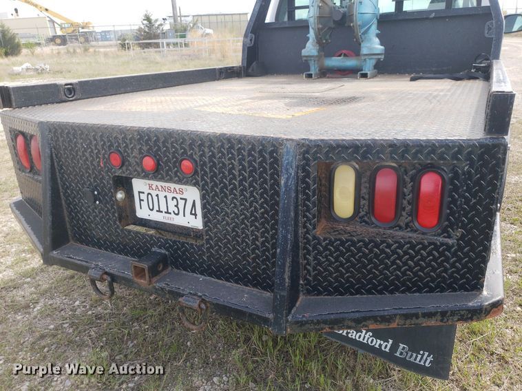 image for item DQ0571 2003 Ford F350 Super Duty  Crew Cab flatbed pickup truck