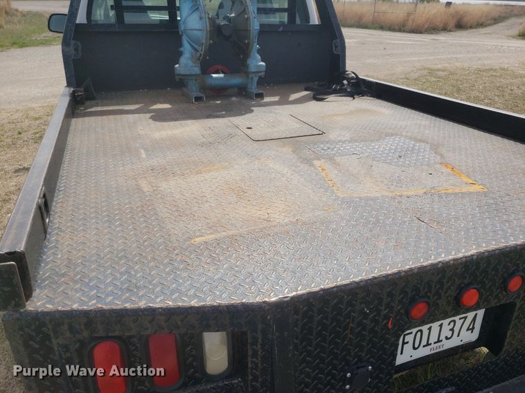 image for item DQ0571 2003 Ford F350 Super Duty  Crew Cab flatbed pickup truck