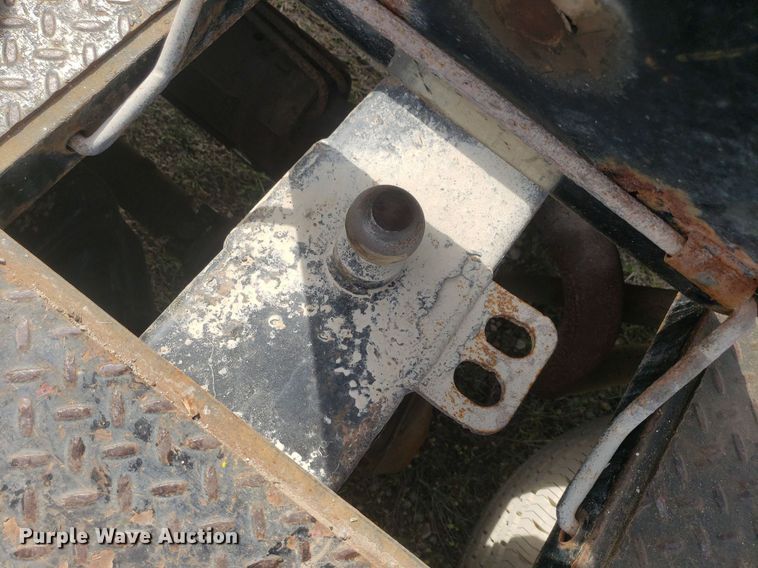 image for item DQ0571 2003 Ford F350 Super Duty  Crew Cab flatbed pickup truck