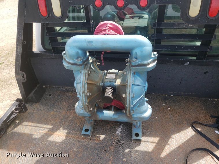 image for item DQ0571 2003 Ford F350 Super Duty  Crew Cab flatbed pickup truck