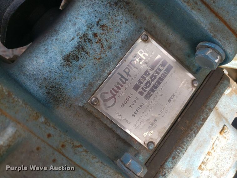 image for item DQ0571 2003 Ford F350 Super Duty  Crew Cab flatbed pickup truck