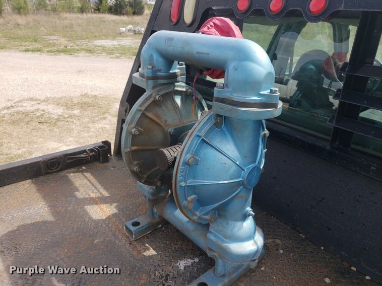 image for item DQ0571 2003 Ford F350 Super Duty  Crew Cab flatbed pickup truck