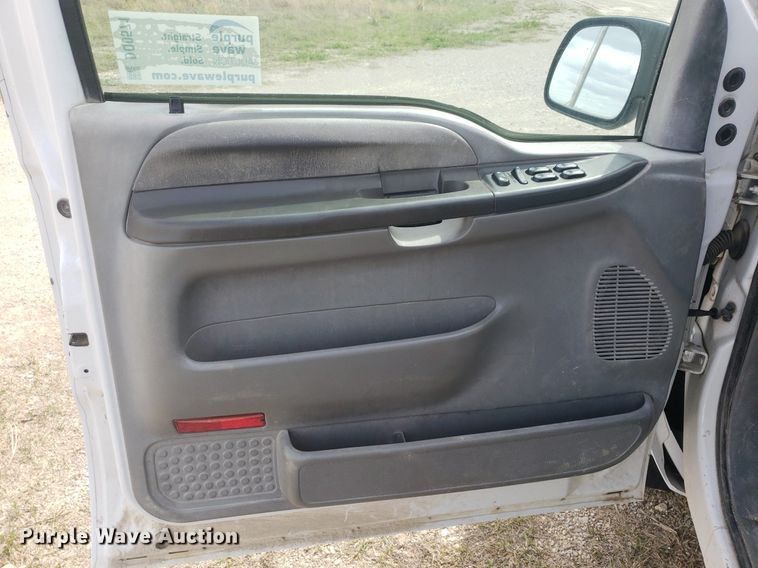 image for item DQ0571 2003 Ford F350 Super Duty  Crew Cab flatbed pickup truck