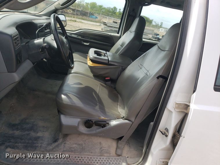 image for item DQ0571 2003 Ford F350 Super Duty  Crew Cab flatbed pickup truck