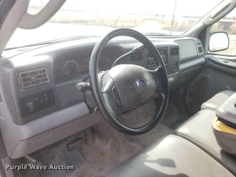 image for item DQ0571 2003 Ford F350 Super Duty  Crew Cab flatbed pickup truck