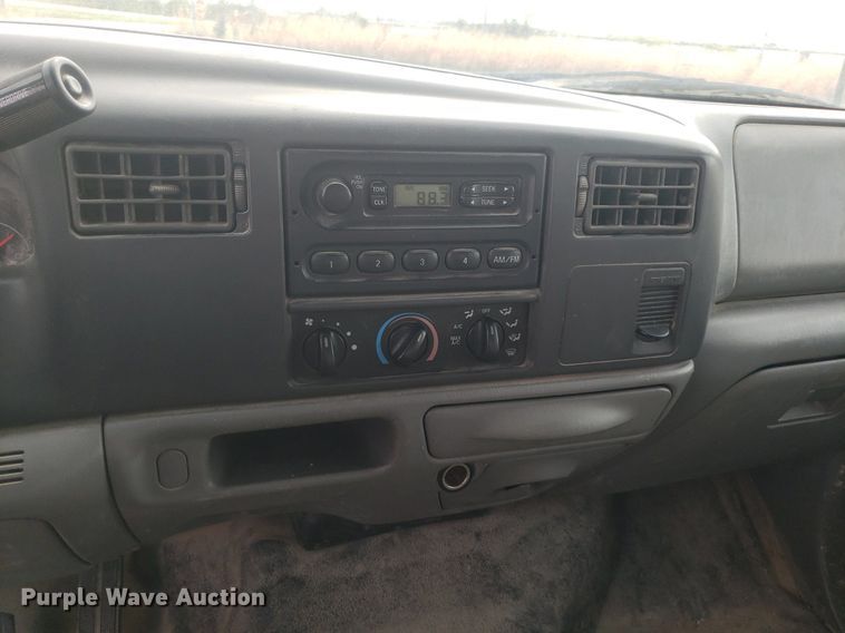 image for item DQ0571 2003 Ford F350 Super Duty  Crew Cab flatbed pickup truck