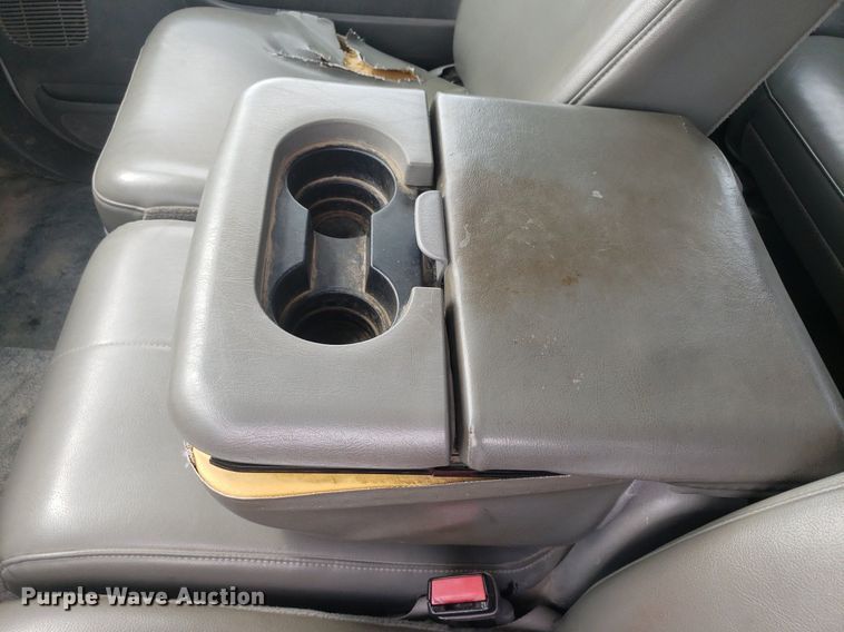 image for item DQ0571 2003 Ford F350 Super Duty  Crew Cab flatbed pickup truck