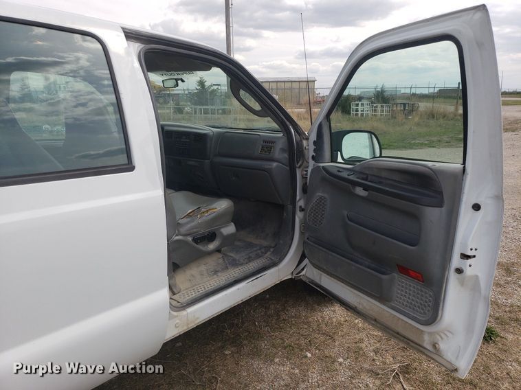 image for item DQ0571 2003 Ford F350 Super Duty  Crew Cab flatbed pickup truck