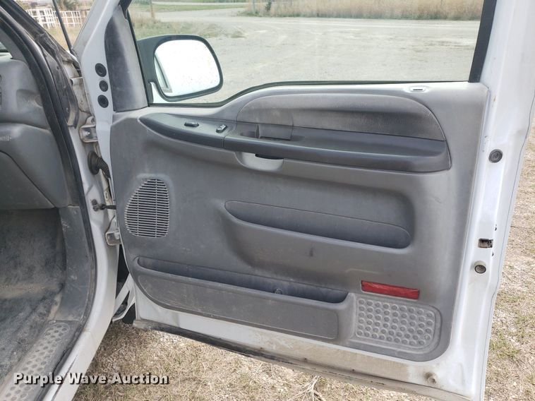 image for item DQ0571 2003 Ford F350 Super Duty  Crew Cab flatbed pickup truck