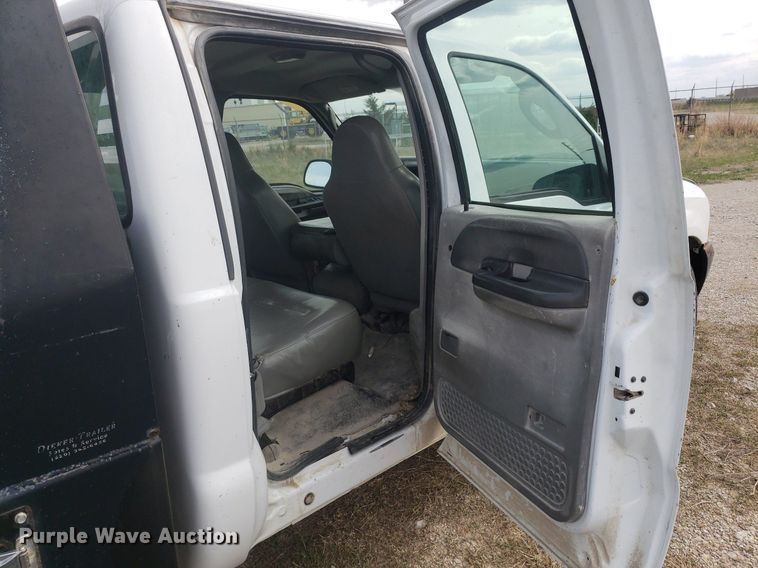 image for item DQ0571 2003 Ford F350 Super Duty  Crew Cab flatbed pickup truck