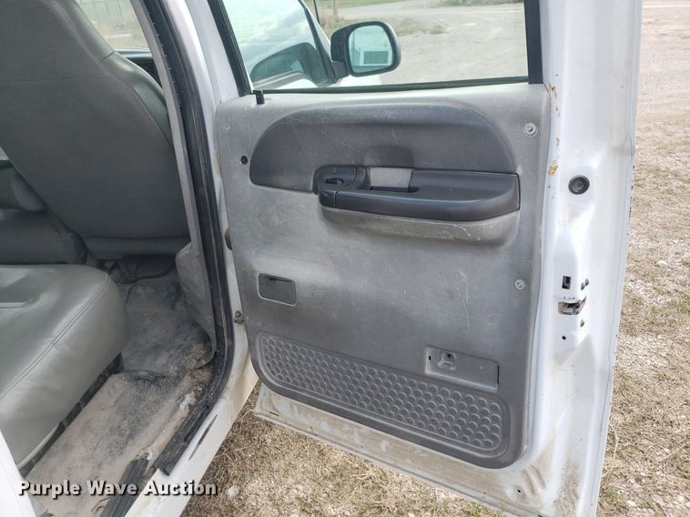 image for item DQ0571 2003 Ford F350 Super Duty  Crew Cab flatbed pickup truck