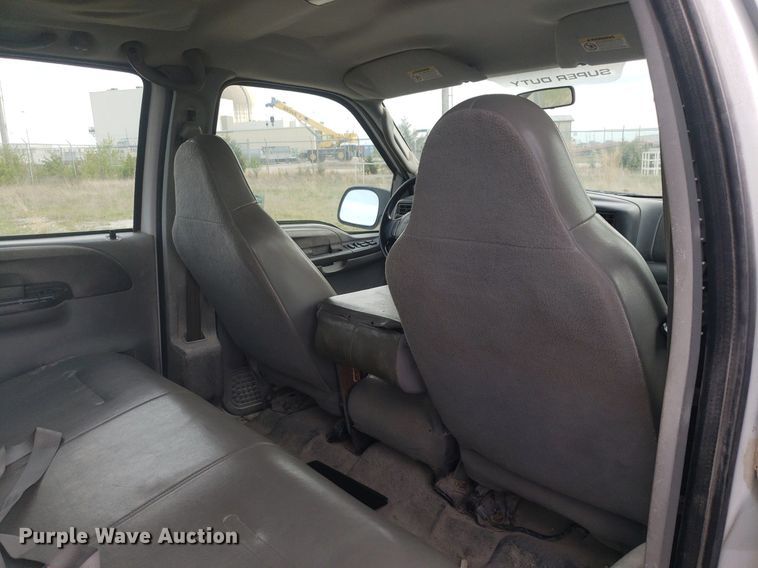 image for item DQ0571 2003 Ford F350 Super Duty  Crew Cab flatbed pickup truck