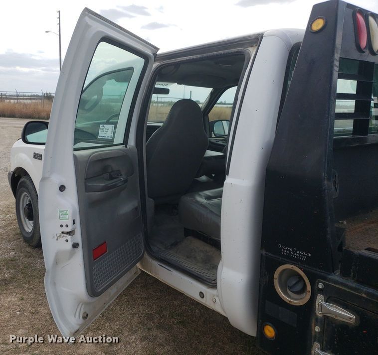 image for item DQ0571 2003 Ford F350 Super Duty  Crew Cab flatbed pickup truck