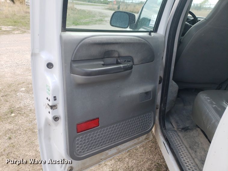 image for item DQ0571 2003 Ford F350 Super Duty  Crew Cab flatbed pickup truck