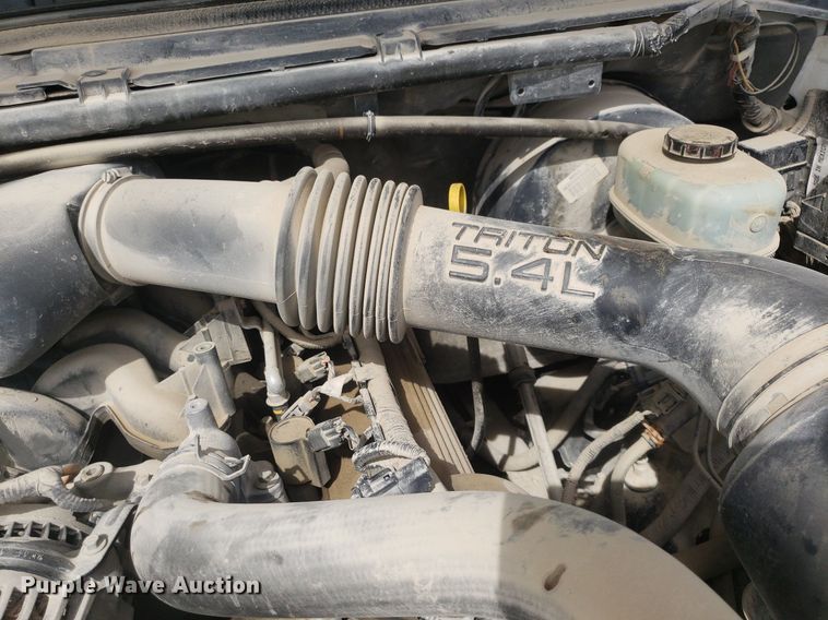 image for item DQ0571 2003 Ford F350 Super Duty  Crew Cab flatbed pickup truck