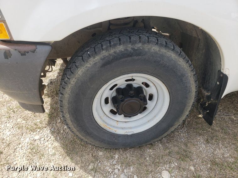 image for item DQ0571 2003 Ford F350 Super Duty  Crew Cab flatbed pickup truck