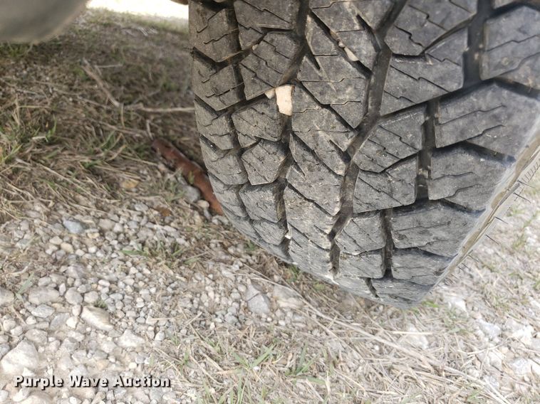 image for item DQ0571 2003 Ford F350 Super Duty  Crew Cab flatbed pickup truck