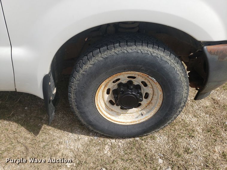 image for item DQ0571 2003 Ford F350 Super Duty  Crew Cab flatbed pickup truck