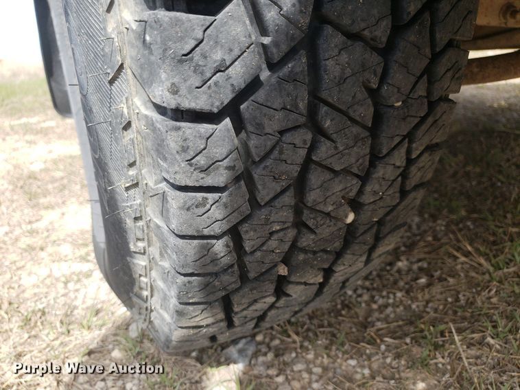 image for item DQ0571 2003 Ford F350 Super Duty  Crew Cab flatbed pickup truck