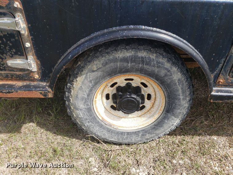 image for item DQ0571 2003 Ford F350 Super Duty  Crew Cab flatbed pickup truck